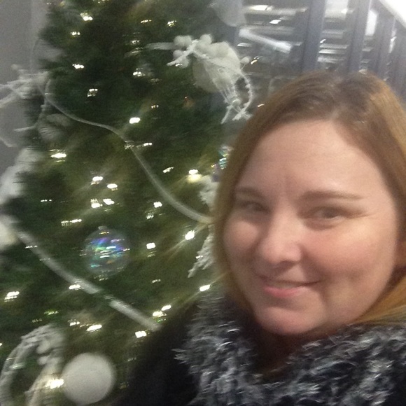 Meet your Posher, Deanna - Picture 2 of 3